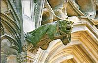 Carcassonne, Basilique St-Nazaire & St-Celse, Facade est, Gargouille caricature de moine se tenant les oreilles